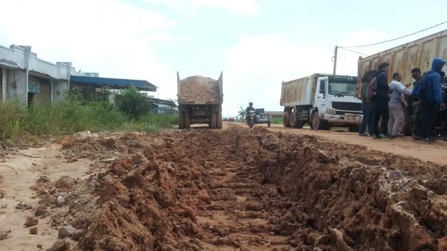 Kesal, Warga Tiban Setop Truk-truk Pengangkut Tanah Reklamasi