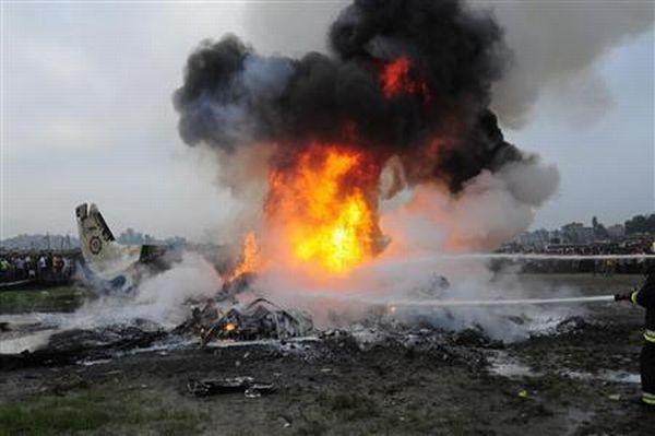 Pesawat Jet Berisi Keluarga Osama bin Laden Jatuh di Inggris. Timpa Sejumlah Mobil