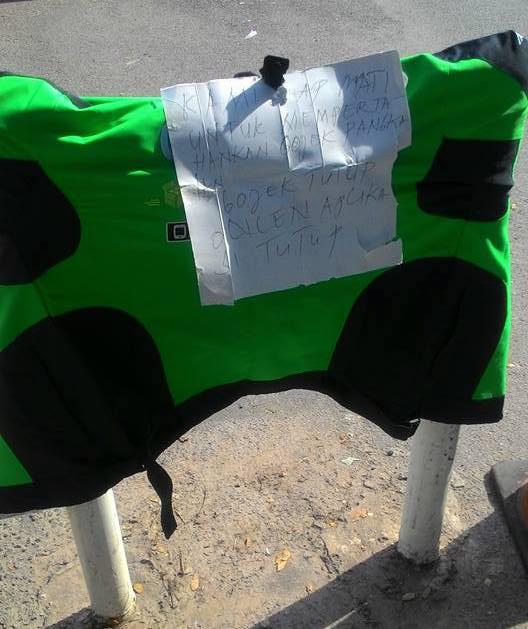 Penampakan Jaket Gojek Digantung Oknum Ojek Pangkalan di Pagar