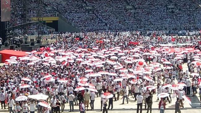 Massa Pendukung Jokowi Berpayung Merah Putih Padati GBK
