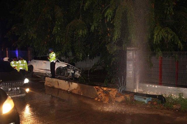 Usai Tabrak Pipa ATB, Toyota Yaris Nyemplung Parit di Batam Kota