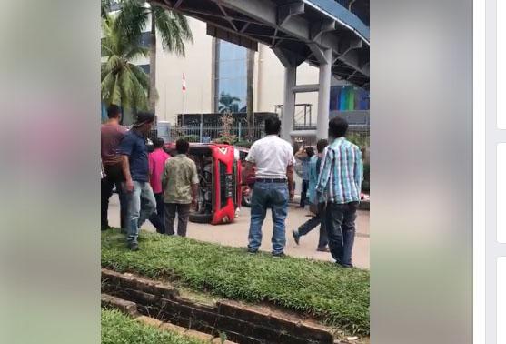 Sekelompok Orang Jungkalkan Mobil Diduga Taksi Online di Depan Mega Mall