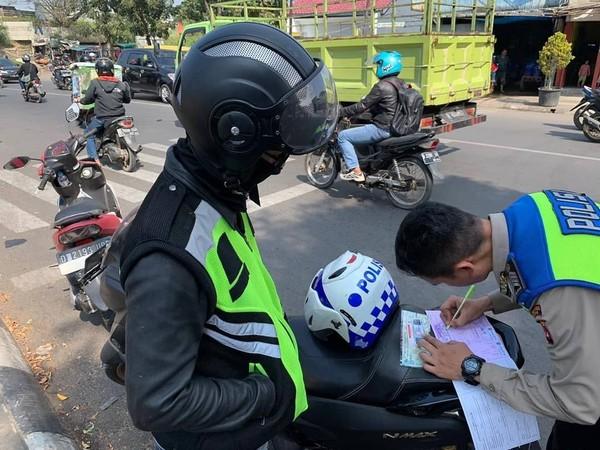 Polisi-polisian Naik Nmax Berstrobo, Pria Ini Ditilang Polisi Beneran