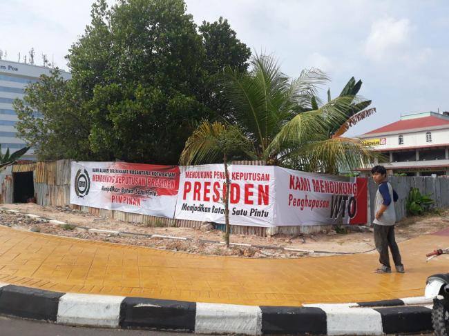 Spanduk Hapuskan WTO Bertebaran di Simpang Lampu Merah Engku Puteri