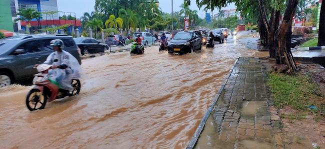 Hujan Deras Juga Bikin Banjir di Depan Graha Kepri, Drainase Buruk?