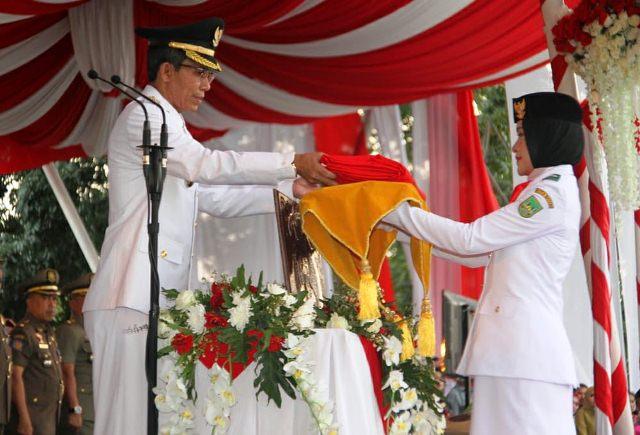 Upacara Penurunan Bendera Merah Putih Pukau Warga Batam