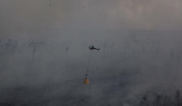 Kebakaran Hutan Makin Hebat, PT RAPP Jatuhkan Bom Air
