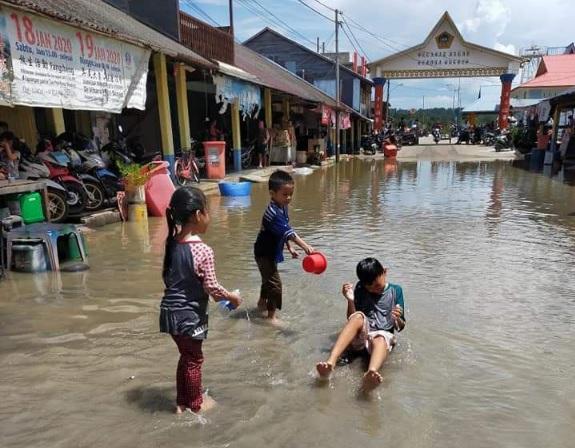 Saat Banjir Rob Jadi Arena Main Bocah-bocah di Karimun