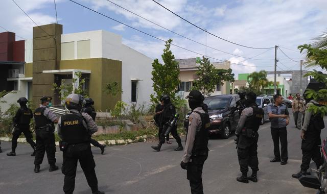 [BREAKING NEWS] Densus 88 Kembali Geledah Sebuah Rumah di Botania Cluster Sakura Batam