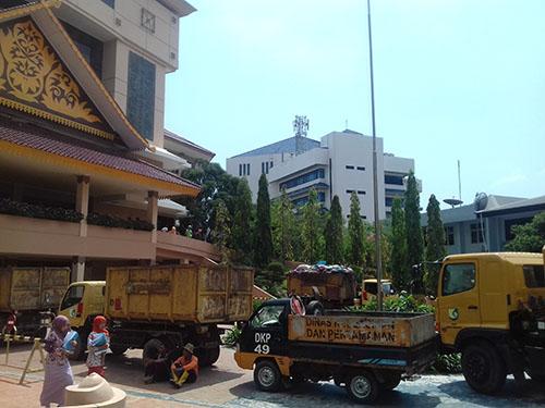 Ratusan Petugas Kebersihan Kembali Datangi Kantor Wali Kota Batam