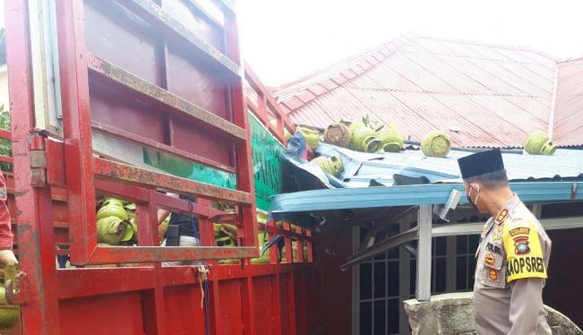 Truk Transporter Gas Seruduk Rumah, Kapolres: Diduga Sopir Ngantuk