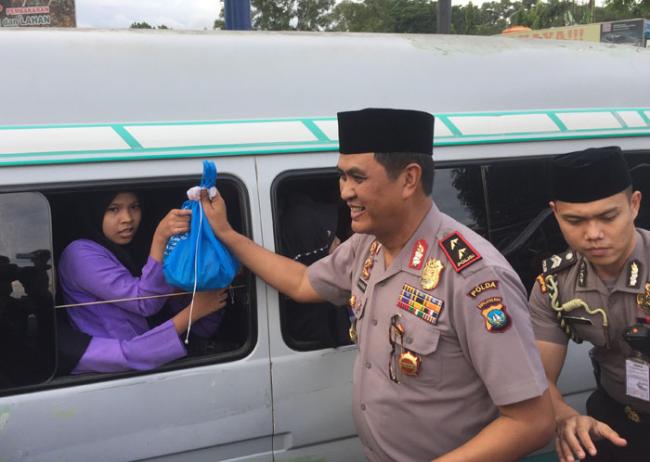 Kapolda dan Seluruh Jajaran Bagi-bagi Takjil di Simpang Kabil