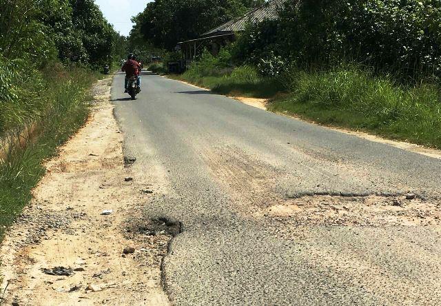 Lubang Menganga di Jalan Bakti Praja Ancam Keselamatan Warga