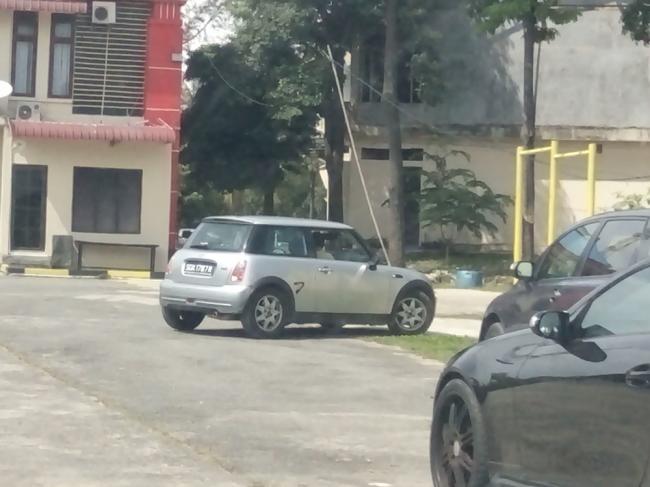 Mini Cooper Selundupan Wara Wiri di Markas Polair Polda Kepri di Sekupang