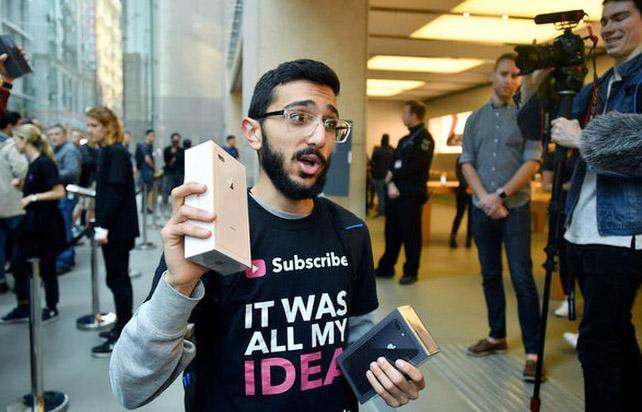 Antre 11 Hari, Pembeli Pertama iPhone 8 Malah Tidak Mau Memakainya