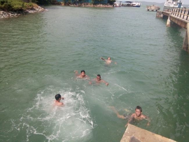 Cerita Anak-anak Pemburu Koin Bertaruh Nyawa di Pelabuhan Roro 