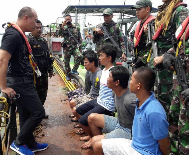 TNI AL Tangkap 2 Tanker Tangkapan Malaysia yang Dibawa Kabur ke Batam