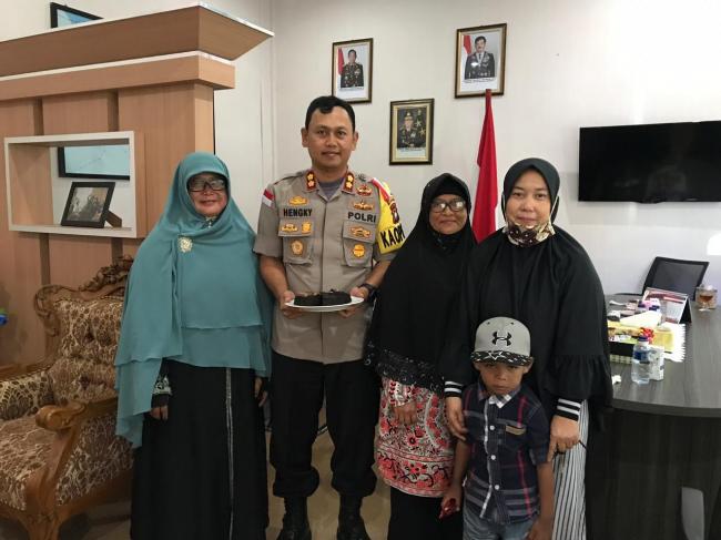 Ultah di HUT Bhayangkara, Bocah Yatim-Piatu Dapat Kejutan dari Kapolres Karimun