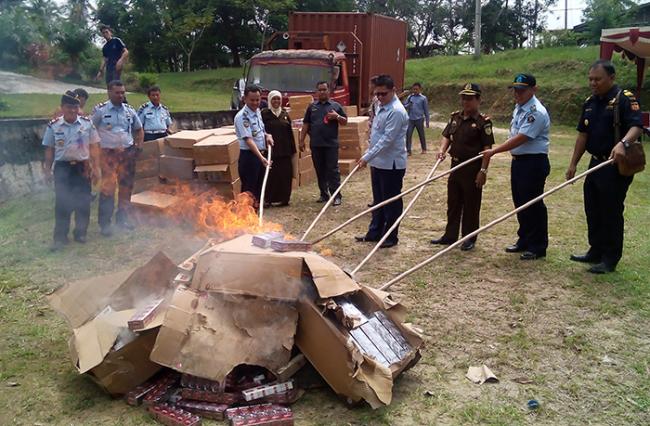 Ratusan Karton Rokok Tanpa Pita Cukai Dimusnahkan