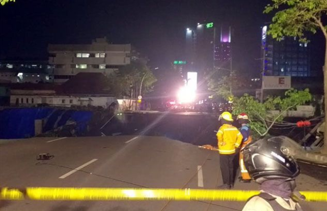 Jalan Raya Gubeng Surabaya Tiba-tiba Ambles