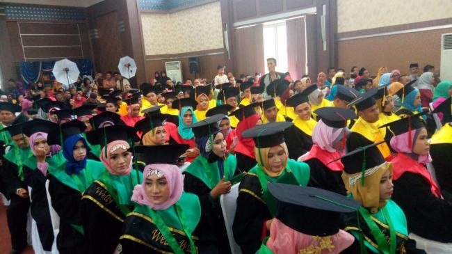 107 Mahasiswa Universitas Karimun Wisuda, Rektor: Ciptakan Lapangan Kerja