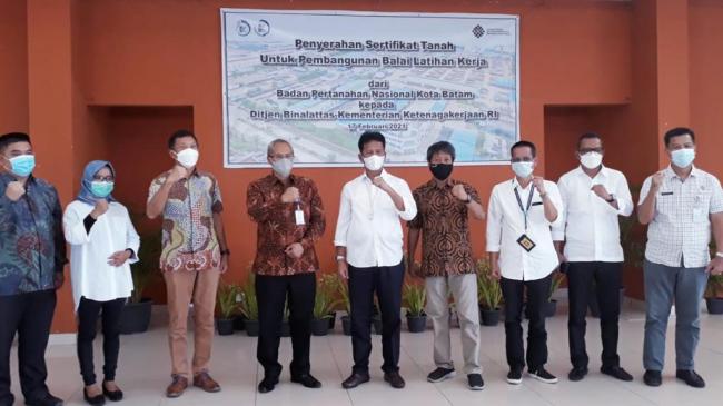 Citramas Grup Serahkan Sertifikat Hibah Lahan BLK Batam ke Kemenaker