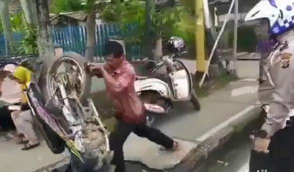 Tak Terima Ditilang Polisi, Pria di Riau Ini Ngamuk hingga Banting Motor