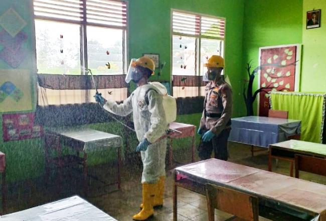 Polres Lingga Semprotkan Disinfektan ke Sejumlah Sekolah Cegah Corona