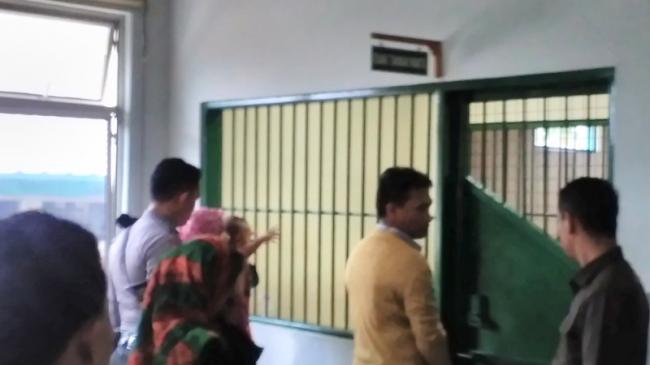 Kisah Mengharukan Pertemuan Balita dengan Ayahnya dari Balik Jeruji Besi