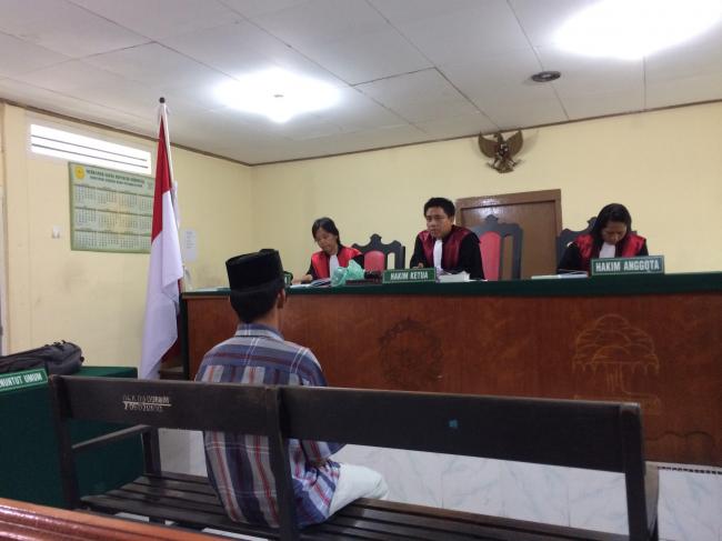 Menolak Berhubungan Intim, Bujang Gosok Anak Tiri Pakai Setrikaan 