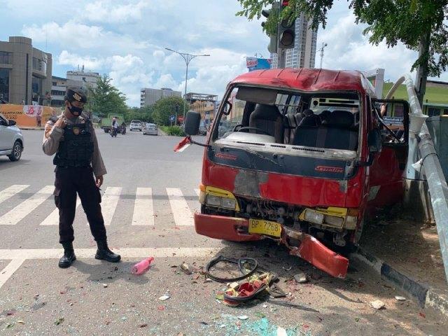 Kecelakaan di Nagoya: Bimbar Hantam Lampu Jalan Hingga Tumbang