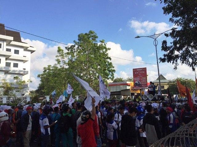 Ribuan Buruh Blokade Jalan Depan Graha Kepri