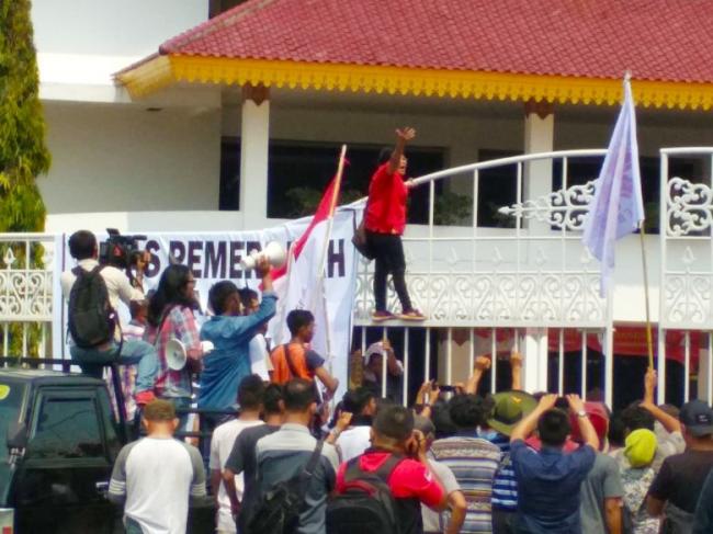 Barisan Emak-emak Terobos Pagar Kantor Wali Kota Batam
