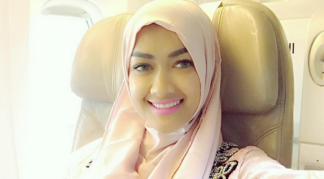 Pergi Umrah, Jupe Mulai Berhijab