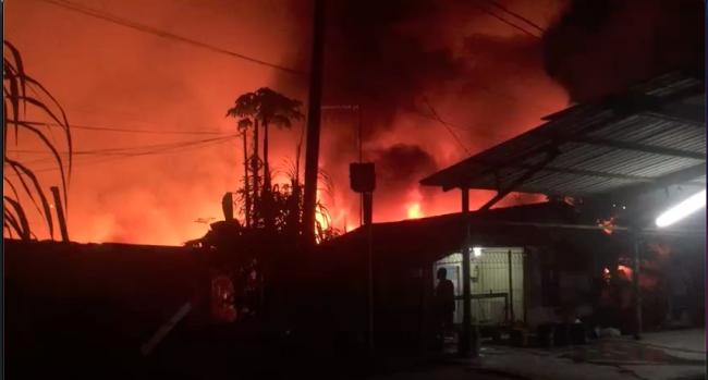 Kebakaran Hanguskan Puluhan Rumah di Belakang Showroom Indomobil