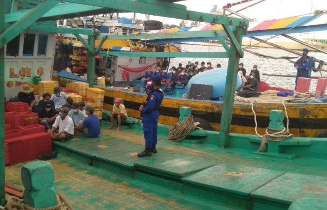 Tertangkap Curi Ikan di Laut Natuna, 2 KIA Vietnam Diserahkan ke PSDKP Batam