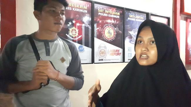 Riska Dijambret Saat Duduk di Depan Minimarket