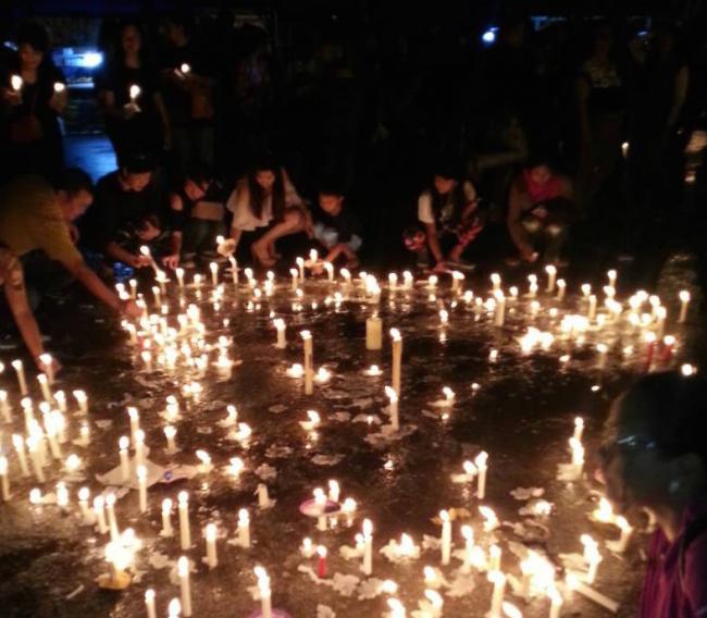 Tengah Menyanyikan Lagu Kebangsaan, Polisi Bubarkan Massa di Depan Asrama Haji