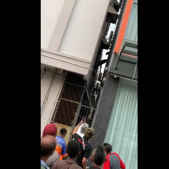 Video: Warga Kejar Maling dengan Jurus Spiderman di Batam