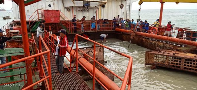 Nelayan Bintan Geruduk Kapal Sedot Pasir Proyek Pendalaman Alur