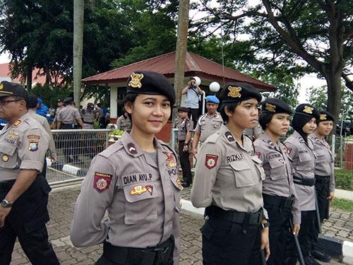 Polwan Cantik Ini Jadi Negosiator dengan Ribuan Pengunjuk Rasa Warga Baloi
