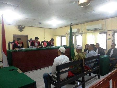 Divonis 15 Bulan, Terdakwa Pencurian Pelat Baja Dompak Protes Difoto Jurnalis