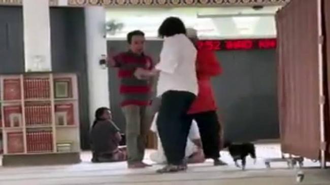 Polisi Periksa Suami dari Wanita yang Bawa Anjing ke Masjid