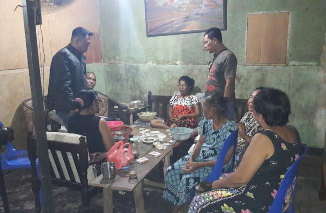 Alamak, Nenek-nenek Berdaster ini Digerebek Polisi Saat Berjudi, Ketua RW Ikut Terciduk