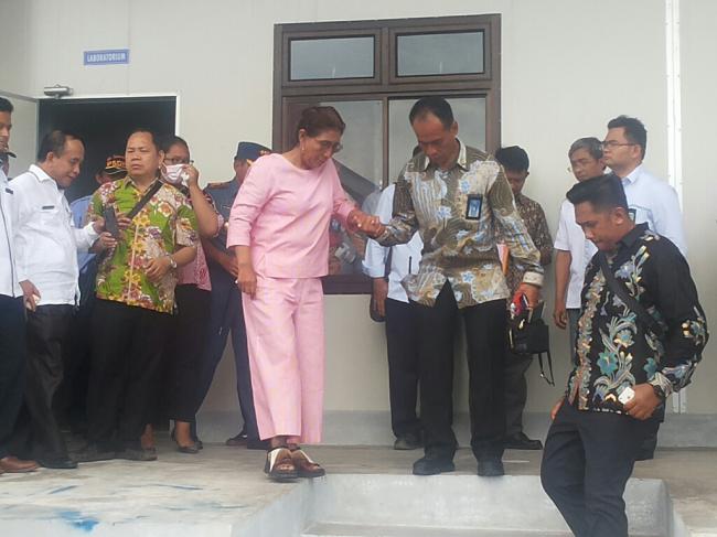 Kaki Terbentur Batu Karang di Natuna, Menteri Susi Dipapah Berjalan