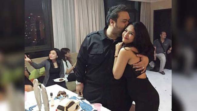 Dikabarkan Ditangkap, Vanessa Angel Posting Foto Mesra Bareng Kekasih di Bali