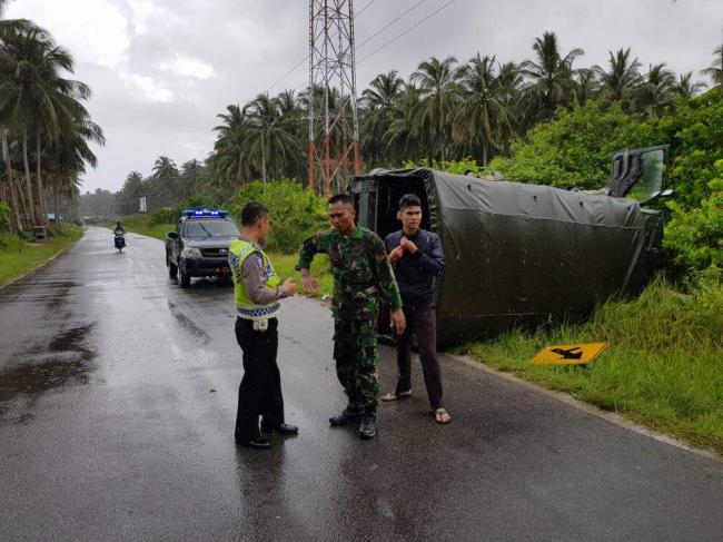 Truk TNI Terguling Hindari Pengendara Wanita