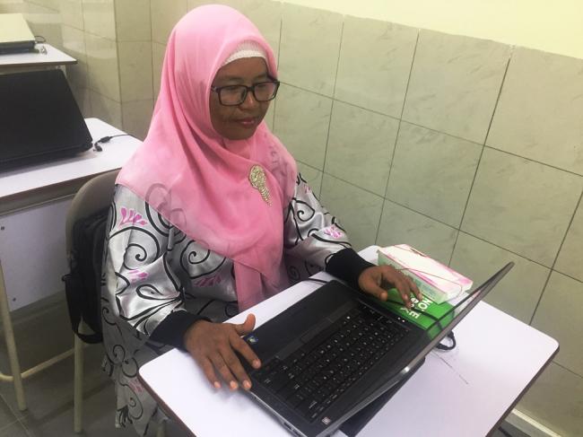 Pinjam Laptop Anak, Wanita 46 Tahun Ikut Belajar Coding