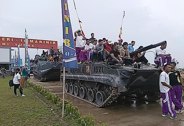 Ribuan Warga Batam Serbu Markas Marinir-10 SBY, Duduki Tank Amfibi