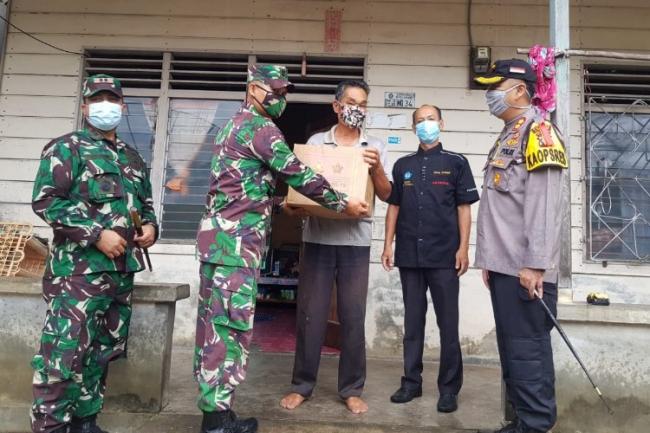 TNI-Polri dan Tionghoa Singkep Bersatu Bagi Sembako untuk Warga Terdampak Corona
